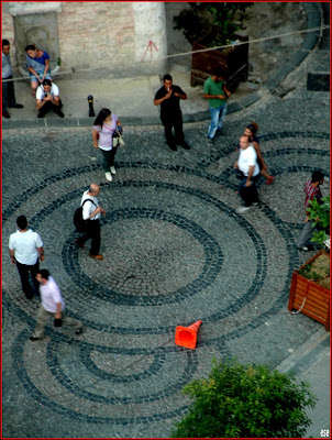 Ya Dışındasındır Çemberin, Ya&nbsp;da?